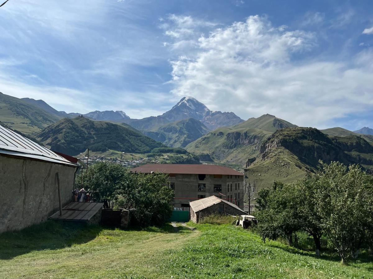 Mikheil Pitskhelauri Guest House Kazbegi Bagian luar foto